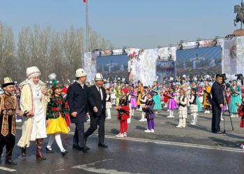 Ханайым Айгүл Жапарова аянтка элечек кийип келди