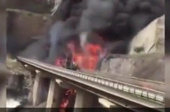 Сауд Арабияда зыяратчыларды ташыган автобус күйүп, 20 адам каза болгону маалымдалды