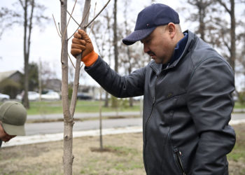 Төрага Нурланбек Шакиев баштаган депутаттар бүгүн ишембиликке чыкты