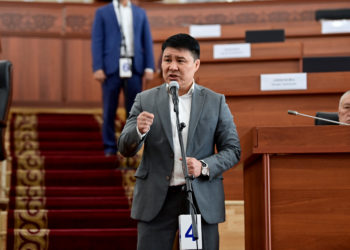 Депутат Тазабек Икрамов: «Орозодо Кемпир-Абад боюнча камалгандарды кечирип коюңуздарды суранам»