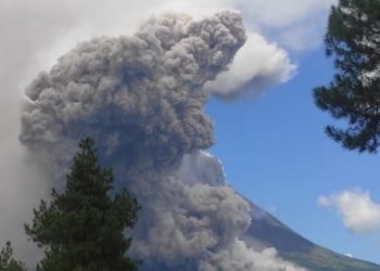 Индонезияда жанар тоо атыла башталды (видео)