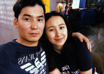 «Жубайымды сүйөм!» Мирбек Атабеков концертинде жубайына сүйүүсүн арнады (видео)