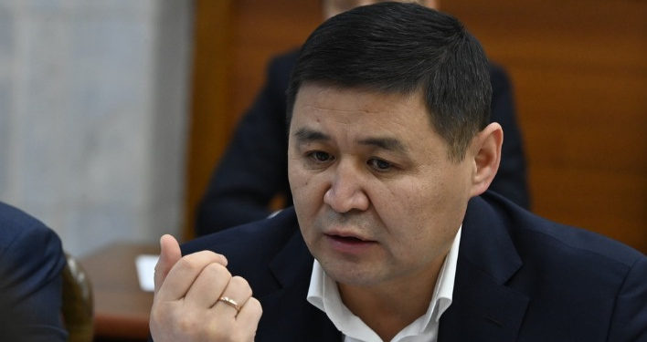 Шайырбек Ташиев: «Кыз-келиндер арасында электрондук тамеки чеккендер көбөйдү. Тыюу салыш керек»