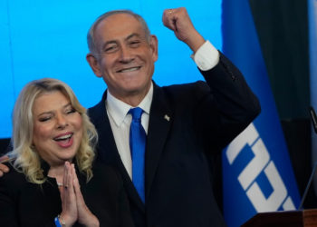 Чач жасалганын айынан баш аламандык… Израилдин премьер-министринин жубайы элдин кыжырын кайнатууда