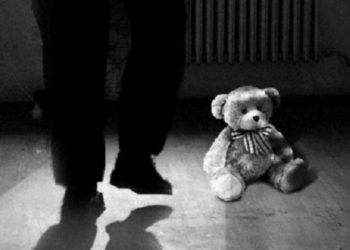 «Апаңды өлтүрөм». Бишкекте 7 жаштагы кыз өгөй атасы тарабынан зордукталган делген окуя боюнча кылмыш иши козголгон