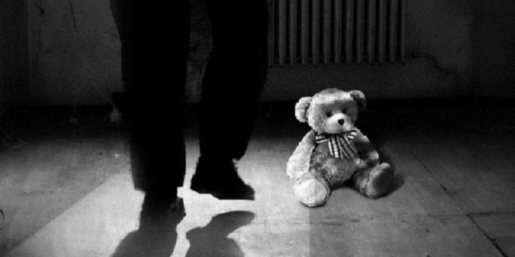 «Апаңды өлтүрөм». Бишкекте 7 жаштагы кыз өгөй атасы тарабынан зордукталган делген окуя боюнча кылмыш иши козголгон