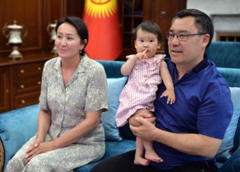 «Ааламга нур чачкан берекесиңер». Садыр Жапаров Аялдардын эл аралык күнү менен куттуктады