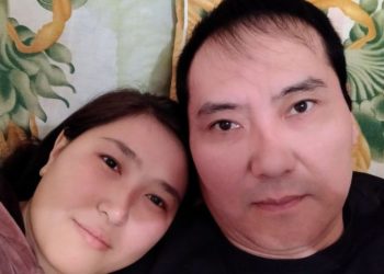 «Унаа менен батир келчү акча бердим». Мотуев расмий түрдө жубайы менен ажырашканын айтты