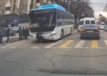 Бишкекте автобус жөө жүргүнчүнү сүзүп кеткен