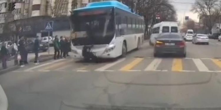 Бишкекте автобус жөө жүргүнчүнү сүзүп кеткен