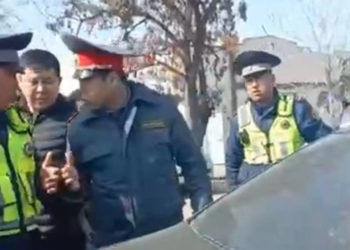 Жол тескөөчү менен милиция кызматкери урушуп жаткандагы видео тарады