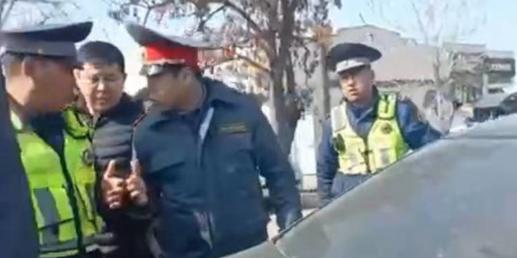 Жол тескөөчү менен милиция кызматкери урушуп жаткандагы видео тарады