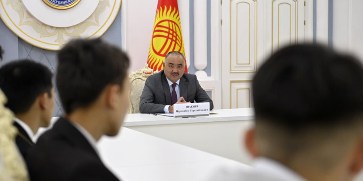 Төрага Нурланбек Шакиев эл аралык олимпиадада жеңишке жетишкен окуучуларды кабыл алды