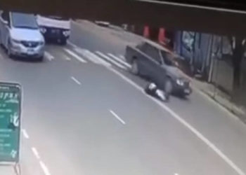 Бишкекте «зебрадан» өтүп бара жаткан окуучуну унаа сүзүп кеткен видео тарады