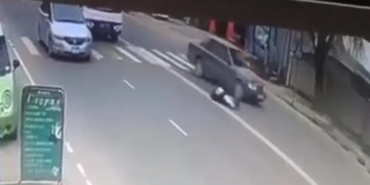 Бишкекте «зебрадан» өтүп бара жаткан окуучуну унаа сүзүп кеткен видео тарады