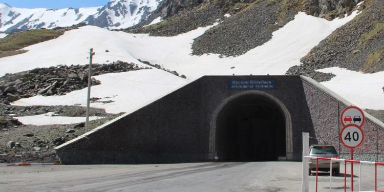 Төө-Ашууга түшкөн кар көчкү тазаланды, жол ачык