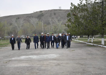 Төрага Нурланбек Шакиев Аксы районундагы билим берүү мекемелеринен кабар алды