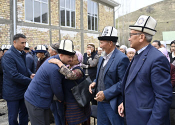 Нурланбек Шакиев Ак-Жол айыл аймагына салынып жаткан спорт залдын курулушу менен таанышты