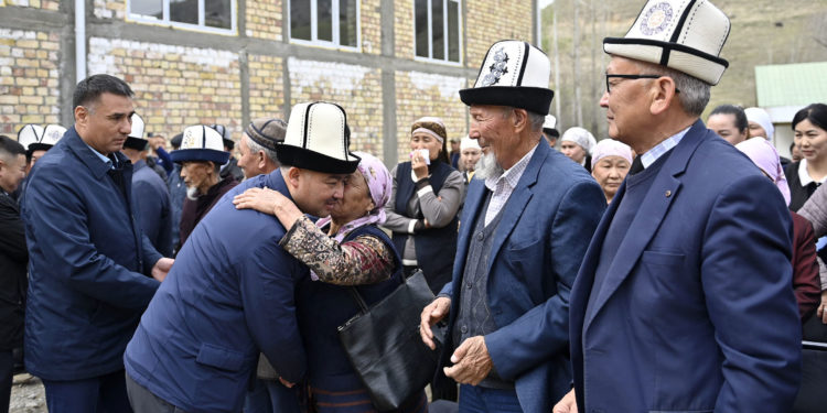 Нурланбек Шакиев Ак-Жол айыл аймагына салынып жаткан спорт залдын курулушу менен таанышты