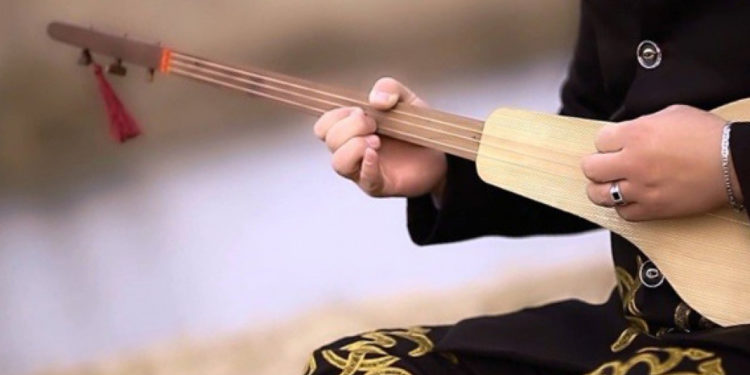 Бишкектин мектептеринде кадимки коңгуроонун ордуна эми комуздун күүсү жаңырат