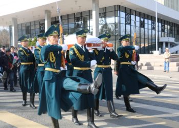 Кыргыз Республикасынын эл артисти, режиссёр Марат Сарулу акыркы сапарга узатылды (сүрөт)