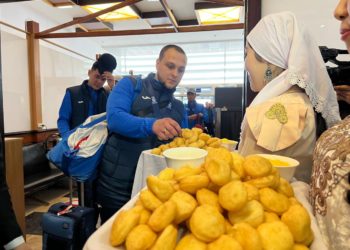 Дүйнө чемпиондугун жеңип алган хоккейчилерди кантип тосуп алышты? (сүрөт)