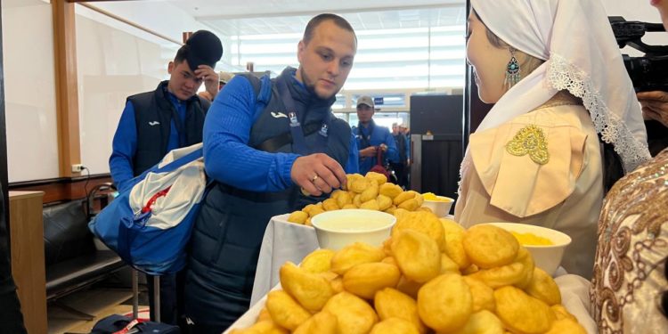 Дүйнө чемпиондугун жеңип алган хоккейчилерди кантип тосуп алышты? (сүрөт)
