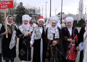 Бишкекте ак элечек кийген апалардын маршы болуп өттү (сүрөт)