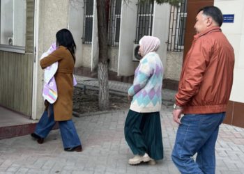 Жаңы төрөлгөн ымыркайы менен камакта кармалып келген аял эркиндикке чыкты