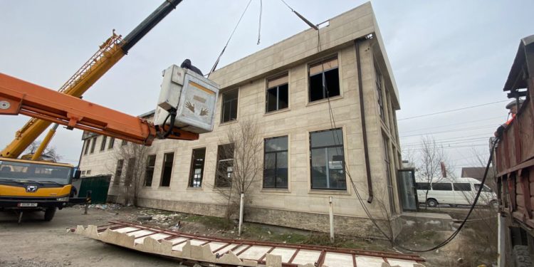 Бишкекте мыйзамсыз курулган эки кабаттуу имарат түрттүрүлүүдө