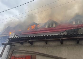 Бишкекте 2 кабаттуу имараттын өрттөнүшү. Жабыркагандар катталган жок