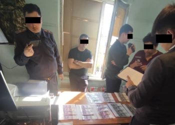 Токмок милициясынын тергөөчүсү 50 миң сом алууга шектелип кармалды