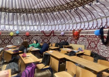 Түркияга Кыргызстандан жеткирилген боз үйлөрдө окуучуларга сабак өткөрүлүп жатат