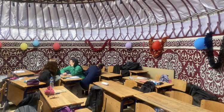 Түркияга Кыргызстандан жеткирилген боз үйлөрдө окуучуларга сабак өткөрүлүп жатат
