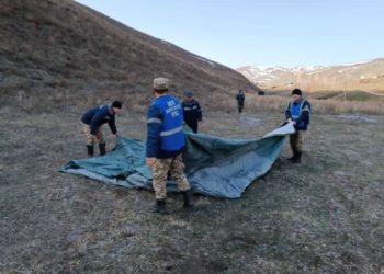 Өзгөндө жер көчкүдөн улам көчүрүлгөн тургундарга чатырлар тигилип жатат