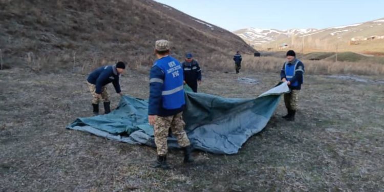 Өзгөндө жер көчкүдөн улам көчүрүлгөн тургундарга чатырлар тигилип жатат