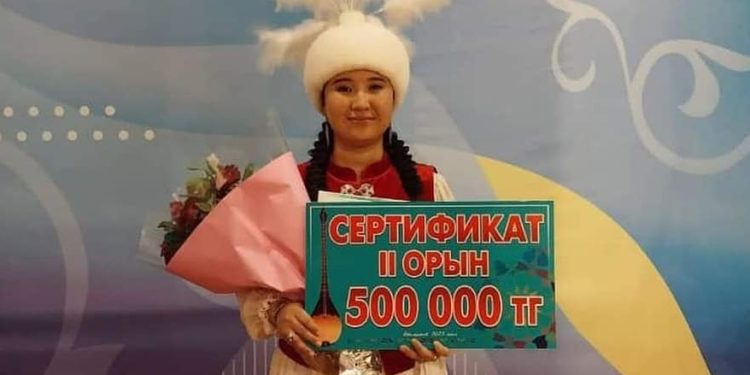 Казак айтышында кыргыз төкмө акын кызы экинчи орунду алды