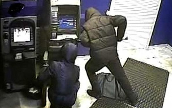 Ош менен Жалал-Абадда 19 банкомат тонолгон. Кылмышка шектүүлөр кармалды