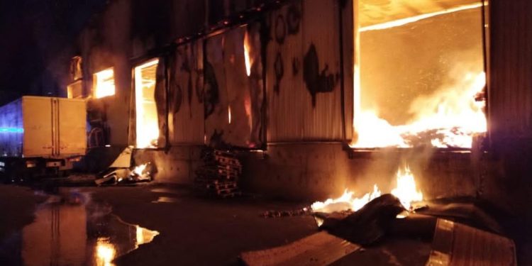 «Алькони» заводунда чыккан өрттү толук өчүрүү иштери жүрүп жатат