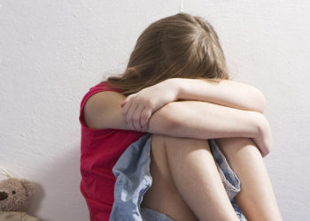 Токтогулда 13 жаштагы кызды бир нече жолу зордуктаганга шектүү 8 жылга эркинен ажыратылды