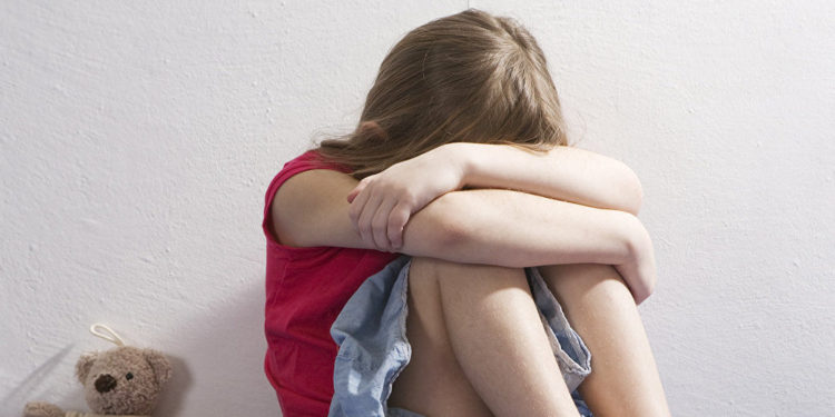 Токтогулда 13 жаштагы кызды бир нече жолу зордуктаганга шектүү 8 жылга эркинен ажыратылды