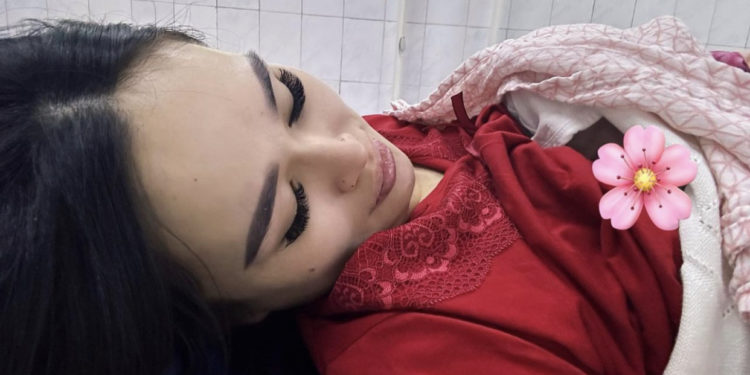 Модель Эркеайым Абдуллаева көз жарды