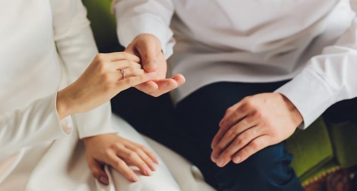 Кыргызстанда кыздар 20-29 жашта үй-бүлө курууга басым жасары маалым болду