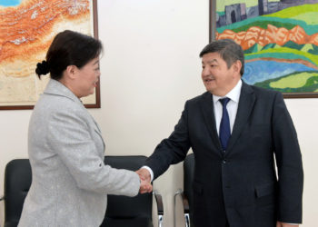 Бишкек үчүн 1500 автобус. Акылбек Жапаров Кытай элчиси менен жолугушту