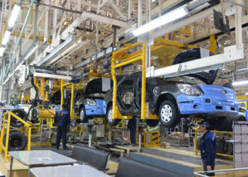 «Алгачкы кадамдар жасалды». Акылбек Жапаровго UzAuto Motors компаниясында унаалар кантип чогултулуп жатканы көрсөтүлдү