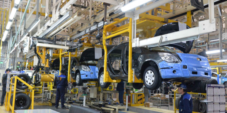 «Алгачкы кадамдар жасалды». Акылбек Жапаровго UzAuto Motors компаниясында унаалар кантип чогултулуп жатканы көрсөтүлдү