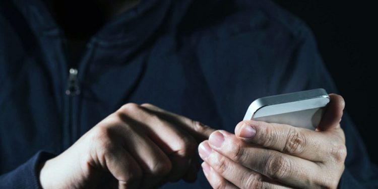 «Уулуңуз бирөөнү сүзүп алды, 50 миң сом которуңуз». Баткенде жарандарды алдап, акча котортуп алууга шектүү кармалды