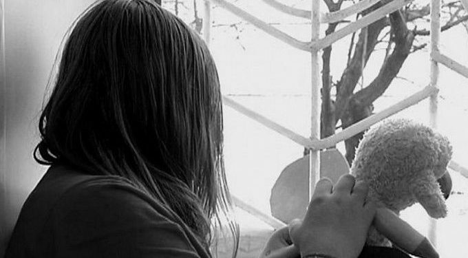 Өзгөндө аял 60 жаштагы киши кызына карата ыплас аракеттерди жасаганын билдирген