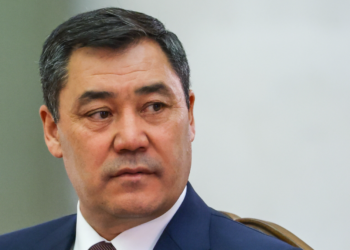 «Бүтүрбөй эле койгула, бошсуңар. Арыз жазгыла». Садыр Жапаров облус башчысы менен акимди эмне үчүн кызматтан алды?