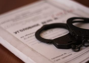 13 жаштагы кыз зордукталгандан кийин өз жанын кыйган окуя боюнча 2 тергөөчү менен эксперт камакка алынды